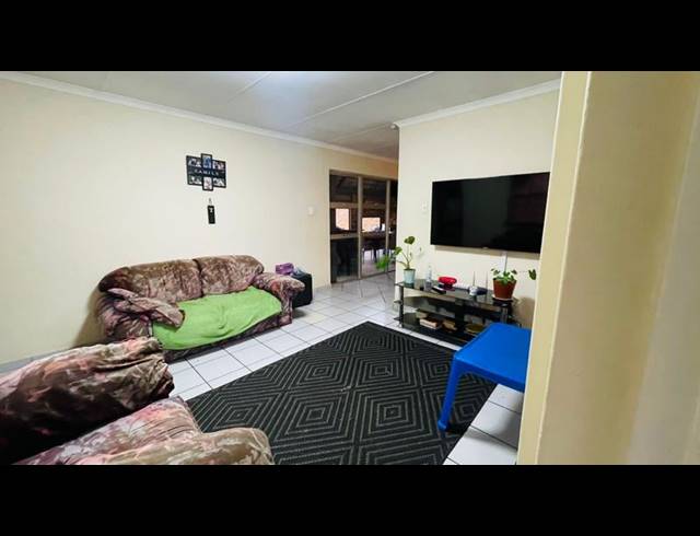 3 BEDROOM TOWNHOUSE FOR SALE IN VANDERBIJLPARK CE 3